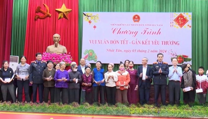 VKSND tỉnh Hà Nam trao 200 suất quà trong Chương trình “Vui xuân đón Tết, gắn kết yêu thương”